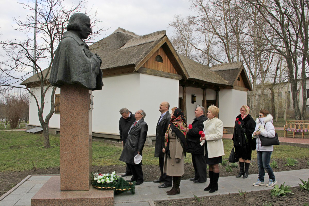 Микола Гоголь зустрічає гостей із Полтави в батьківській садибі. Фото надав автор